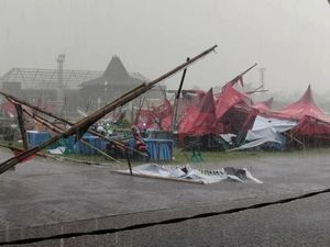 Angin Kencang di Tulungagung Robohkan Tenda Kejurprov-Rusak Belasan Rumah