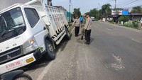 Motor Nyalip dari Kiri, Truk Kopdes Masih Pakai Pelat Sementara Kecelakaan