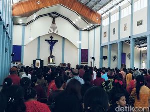 Jalan di Labuan Bajo Ditutup Saat Jumat Agung, Umat Jalan Kaki ke Gereja