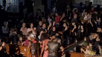 Tangis Haru Iringi Jalan Salib di Gereja Santo Vincentius Surabaya