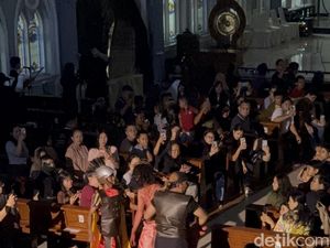 Tangis Haru Iringi Jalan Salib di Gereja Santo Vincentius Surabaya