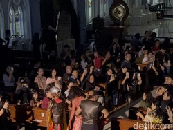 Tangis Haru Iringi Jalan Salib di Gereja Santo Vincentius Surabaya