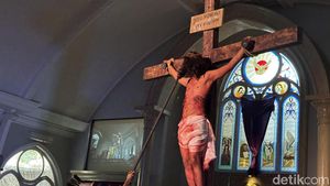 Potret Khidmat Jalan Salib di Gereja Santo Vincentius A Paulo Surabaya