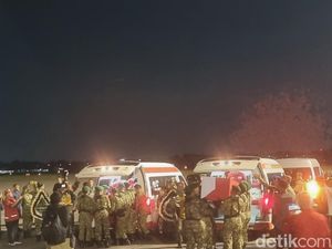 Sultan HB X Ikut Sambut Jenazah Praka Farizal dan Sertu Ichwan di Adisutjipto