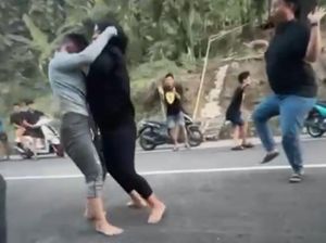 2 Wanita di Sulsel Adu Jotos karena Rebutan Pria, Jadi Tontonan Warga