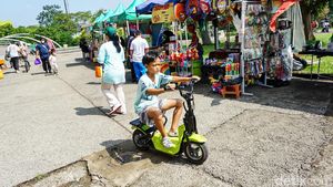 Rekreasi Murah, Alun-Alun Depok Dipadati Pengunjung