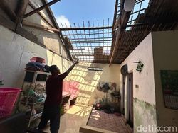 Atap Rumah Warga Kediri Porak-poranda Diterjang Angin Kencang