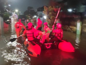 Pondok Hijau Tangsel Masih Banjir, Warga Dievakuasi Pakai Perahu Karet
