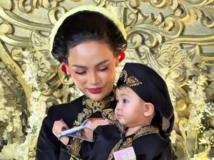 Momen Erika Carlina Gelar Tedak Siten Andrew Tepat di Jumat Agung