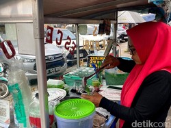 Keluh Evi Pedagang Cendol Akibat Harga Plastik Naik