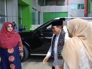 Pramono Jenguk Siswa Diduga Keracunan Makanan di RS Duren Sawit