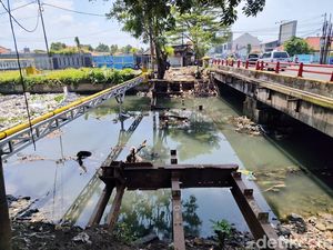 Pembongkaran Jembatan Rel di Sungai Sukalila Cirebon Tuai Sorotan
