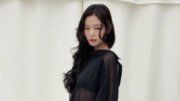 Jennie BLACKPINK Pakai Gaun Terbuka, Hidupkan Tren Underboob ala Jacquemus