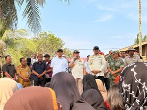 Tito Serahkan Bantuan-Serap Aspirasi Penyintas Bencana di Aceh Tamiang