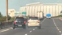 Kijang Innova vs Livina Senggol-senggolan di Tol Kemayoran!