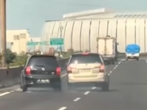 Kijang Innova vs Livina Senggol-senggolan di Tol Kemayoran!