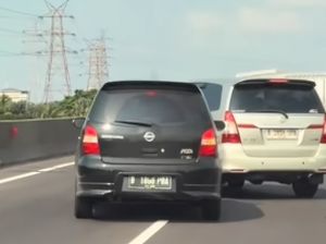 Duduk Perkara Innova Vs Livina Saling Senggol di Tol