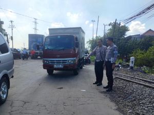 Wanita Muda Terpeleset di Lintasan Rel Bangil Lalu Tewas Terlindas Truk