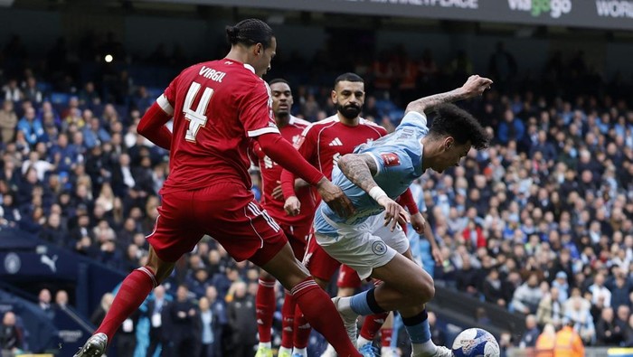Soccer Football - FA Cup - Quarter Final - Manchester City v Liverpool - Etihad Stadium, Manchester, Britain - April 4, 2026 Liverpools Virgil van Dijk concedes a penalty against Manchester Citys Nico OReilly Action Images via Reuters/Jason Cairnd