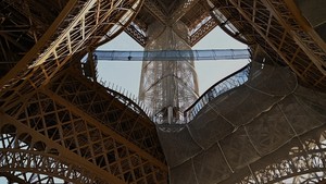 Pemandangan Baru dari Menara Eiffel, Vertigo of the Tower