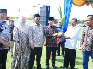 Mendes PDT Serahkan 2 Juta Bibit Kelapa & Pinang untuk Warga Pariaman