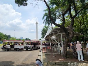 Monas Dipadati Pengunjung saat Long Weekend, Warga Antre Kereta Wisata