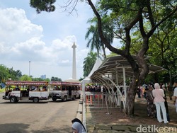 Monas Dipadati Pengunjung saat Long Weekend, Warga Antre Kereta Wisata