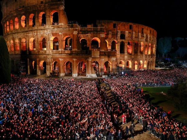 Potret Paus Leo XIV Jalan Salib di Colosseum