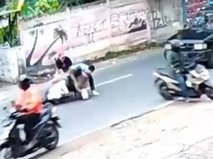 Video: Rekaman CCTV Maling Motor di Lampung Lepaskan Tembakan saat Ditangkap Warga