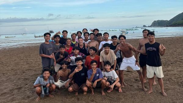 Momen Pelatih Timnas John Herdman Seru-seruan Bareng Warlok di Kuta Mandalika