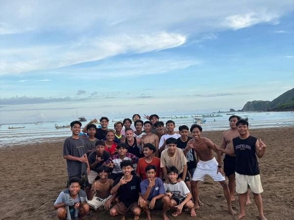 Momen Pelatih Timnas John Herdman Seru-seruan Bareng Warlok di Kuta Mandalika