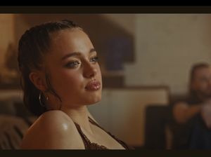 Mirip Angelina Jolie Muda, Visual Shiloh di Video Klip KPop Bikin Takjub