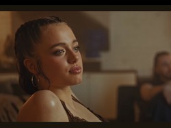 Mirip Angelina Jolie Muda, Visual Shiloh di Video Klip KPop Bikin Takjub