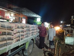 Bupati Bone Sumbang 100 Zak Semen Pembangunan Masjid di Desa Watu