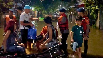 Polisi Gunakan Perahu Karet untuk Evakuasi Warga Terdampak Banjir di Tangerang Selatan