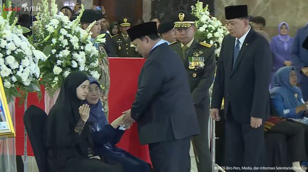 Prabowo Beri Penghormatan Terakhir Kepada Tiga Prajurit TNI Kontingen Garuda UNIFIL yang Gugur di Lebanon