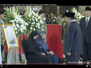 Momen Haru Keluarga Peluk Peti Jenazah TNI yang Gugur di Lebanon