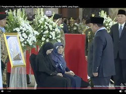 Momen Haru Keluarga Peluk Peti Jenazah TNI yang Gugur di Lebanon