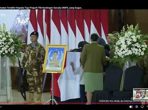 Tangis Keluarga Saat Peluk Peti Jenazah 3 Prajurit TNI Gugur di Lebanon