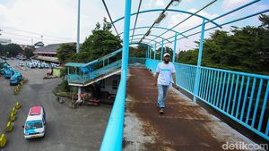 Rusak dan Rapuh, JPO Kampung Rambutan Bikin Warga Was-was