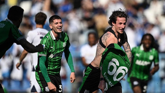 SASSUOLO, ITALY - APRIL 04: Andrea Pinamonti of Sassuolo celebrates his goal during the Serie A match between US Sassuolo Calcio and Cagliari Calcio at Mapei Stadium Citta del Tricolore on April 04, 2026 in Sassuolo, Italy. (Photo by Image Photo Agen