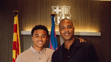 Shane Kluivert saat menandatangani kontrak di Barcelona