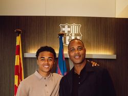 Barcelona Percaya pada Anaknya Patrick Kluivert