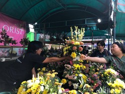 Cuan Menggiurkan Perajin Bunga di Palangka Raya saat Momen Paskah