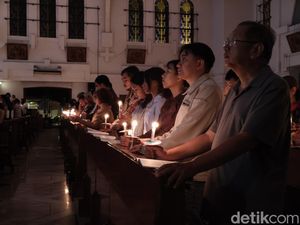 Pendar Ribuan Lilin Terangi Khidmat Vigili Paskah di Katedral Semarang