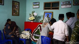 Tangis Pecah Saat Jenazah Kopda Anumerta Farizal Tiba di Rumah Duka