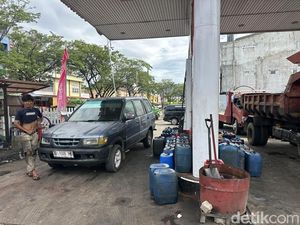 Warga Antre Isi Solar Pakai Jeriken di SPBU Bone, Stok Pertamax 3 Hari Kosong