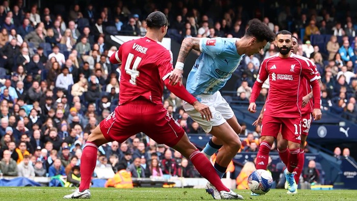 MANCHESTER, ENGLAND - APRIL 4: Virgil van Dijk of Liverpool fouls Nico OReilly of Manchester City and gives away a penalty during the Emirates FA Cup Quarter Final match between Manchester City and Liverpool on April 4, 2026 in Manchester, England. 