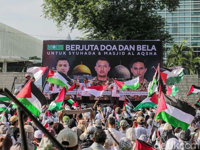 Aksi Massa Gelar Salat Gaib untuk Prajurit TNI Gugur di Kedubes AS