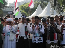 Video Warga Gelar Salat Gaib di Kedubes AS untuk Prajurit TNI yang Gugur